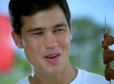 Football superstar Phil Younghusband is on the latest TV commercial of Silver Swan Soy Sauce together with fellow Askals&#39; members Aly Borromeo, Ian Araneta ... - phil_SilverSwan